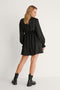 NA-KD Padded Shoulder Mini Jurk - Opstaande kraag - Gewatteerde schouders - Zwart - Maat 38