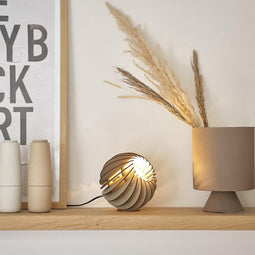 Van Tjalle en Jasper | Atmosphere tafellamp - Soft Grey | MDF (hout) | Bouwpakket | Zacht Grijs | E14 fitting | Laser gesneden | Sfeer licht | Sfeervolle verlichting | uniek Dutch Design