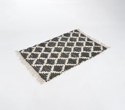 Handwoven Lattice Monochrome Tasseled Rug