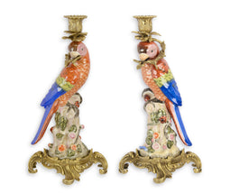 EEN BRONZEN SET GEMONTEERDE PORSELEINEN PAPEGAAI KANDELAARS