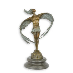 BRONZEN BEELD VAN EEN KLEINE MODERNE MAN MET VLEUGELS