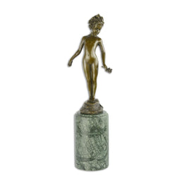 BRONZEN BEELD VAN EEN MEISJE MET EEN ROOS