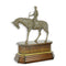 BRONZEN BEELD VAN EEN JOCKEY TE PAARD OP HOUTEN SOKKEL