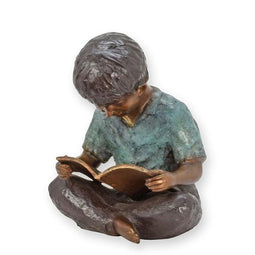 Bronzen beeld van een jongen die een boek leest