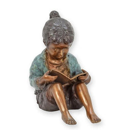Bronzen beeld van een meisje die een boek leest