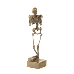 Bronzen skelet met schedel in de handen