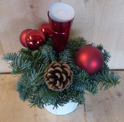 Warentuin Natuurlijk - Kerststukje 'Minsk' simpel in hoge pot 30 cm hoog kleur rood met een hoge...