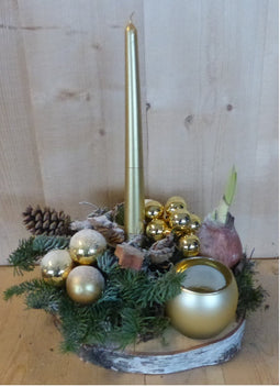 Warentuin Natuurlijk - Kerststukje 'Praha' houten schijf dia. 30 cm gouden tinten met thee licht...