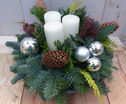 Warentuin Natuurlijk - Kerststukje 'Wolgograd' Wit-Zilver met drie kaarsen dia. 30 cm