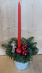 Kerststukje 'Kemerovo' in hoge pot dia. 20 cm met hoge kaars rood
