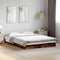 vidaXL - Bedframe - bewerkt - hout - gerookt - eikenkleurig - 135x190 - cm
