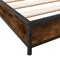 vidaXL - Bedframe - bewerkt - hout - metaal - gerookt - eikenkleurig - 135x190 - cm