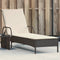 vidaXL - Ligbed - met - wielen - en - kussen - poly - rattan - zwart