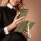 Selencia Hoesje Geschikt voor Samsung Galaxy S21 Hoesje Met Pasjeshouder - Selencia Tierra Uitneembare Slang Clutch - Groen
