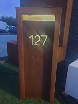 Voorzien van LED achter huisnummer