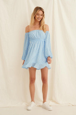 NA-KD Reborn - Off Shoulder Smocked Mini Jurk - Gecertificeerd gerecycled polyester - Dusty Blue Floral Print