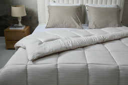 SleepMed Comfortabel dekbed gestreept - 200 x 200 cm - Creme