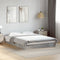 vidaXL - Bedframe - bewerkt - hout - betongrijs - 135x190 - cm