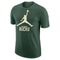 Heren-T-Shirt met Korte Mouwen Nike MIL M NK ES NBA SS TEE FD1474 323 Groen Maat M