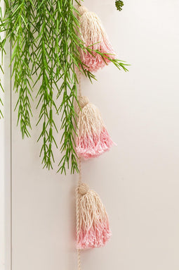 Wanddecoratie - pom pom - slinger - wandslinger - kinderkamer - meisjeskamer - roze - Lorena Canals - 170cm