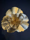 Wandornament | Bloem goud | Muurdecoratie | 3D kunst | Woonkamer decoratie | Goudenkleurige accessoires | Afmeting : 54 x 14 x 53 cm