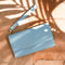 Selencia Hoesje Geschikt voor iPhone SE (2022) / SE (2020) / 8 / 7 / 6s / 6 Hoesje Met Pasjeshouder - Selencia Eny Uitneembare Vegan Lederen Clutch - Blauw
