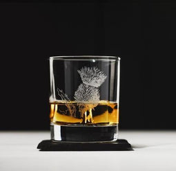 Whiskyglas Gegraveerd met Distel en leistenen onderzetter - Just Slate Company Scotland