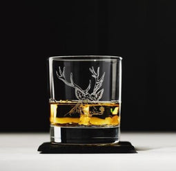 Whiskyglas Gegraveerd met Edelhert en leistenen onderzetter - Just Slate Company Scotland