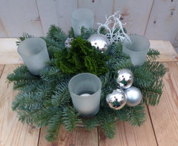 Kerststukje 'Oefa' Wit-Zilver met vier theelichtjes dia. 30 cm