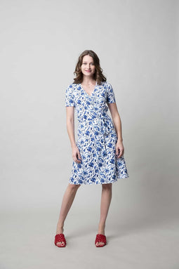 Wikkeljurk met blauwe bloemenprint