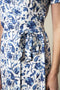 Wikkeljurk met blauwe bloemenprint