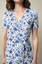 Wikkeljurk met blauwe bloemenprint