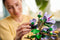 LEGO Botanicals Hibiscus - 10372 - Bouwset voor volwassenen met 5 bloemen - Lavendel (660 stuks)