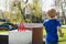 BS Toys Blikgooien - Werpspel met 10 Blikken en 3 Pittenzakken - Buitenspeelgoed - Rood (10 stuks)