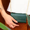 Selencia Hoesje Geschikt voor iPhone 11 Hoesje Met Pasjeshouder - Selencia Eny Uitneembare Vegan Lederen Clutch - Groen