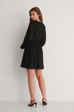 NA-KD - Mini-jurk - Hoge V-hals lange ballonmouwen elastische taille - Zwart