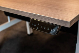 Dextro plus zit/sta 200x100cm, electrisch hoogte verstelbare werkplek, T-poot frame. Frame kleur wit (RAL9010) en blad Honey Castello.