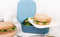 Amuse Lunchbox 3-in-1 - Brooddoos - met Rekker en Sauspotje - Microgolfoven Veilig - Vaatwasser en Diepvries Bestendig - Blauw