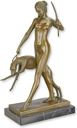 EEN BRONZEN BEELD VAN DIANA MET JACHTHOND