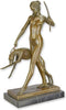 EEN BRONZEN BEELD VAN DIANA MET JACHTHOND