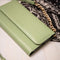 Selencia Hoesje Geschikt voor Samsung Galaxy S21 Hoesje Met Pasjeshouder - Selencia Tierra Uitneembare Slang Clutch - Groen