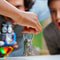 Tomy Super Ssstil! - Spannend familiespel - Inclusief Mike de microfoon en 50+ uitdagingskaarten