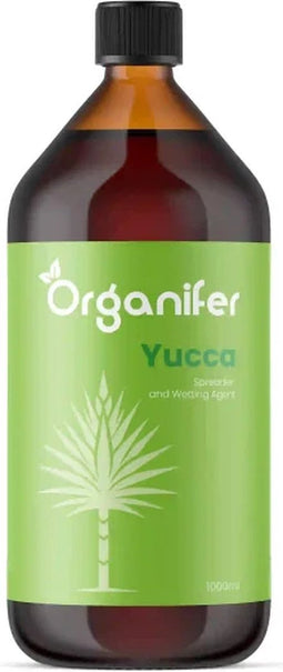 Yucca Uitvloeier - Wetting Agent - (1L, 10.000m2) - Vloeibare Meststof - Optimaliseert Vochtbehoud Planten - Bodemverbeteraar - Grondverbeteraar - Voor Droogte en Hitte - Waterefficiëntie en Droogteresistentie - Organifer