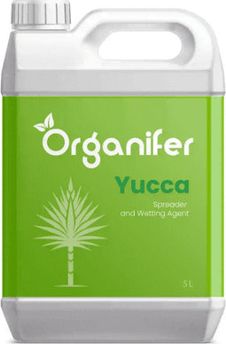 Yucca Uitvloeier - Wetting Agent - (5L, 50.000m2) - Vloeibare Meststof - Optimaliseert Vochtbehoud Planten - Bodemverbeteraar - Grondverbeteraar - Voor Droogte en Hitte - Waterefficiëntie en Droogteresistentie - Organifer
