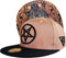 Capiche® Snapback Pet Heren – Cursed Priest – Lichtbruin & Zwarte Pentagram – Verstelbaar met Druksluiting – Sportcap – Baseball Cap – Mannen Cap – Vervloekte Priester Pet