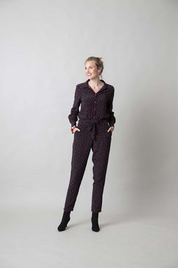 Zwarte blouse met rode sterren van viscose.