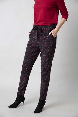 Zwarte pull-on broek van viscose.