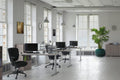 Linesto Plus bureau, hoogte instelbaar (65-85cm) met 180x90cm Schaduwzwart 25mm blad en wit (RAL9010) t-poot frame met rechte tenen