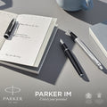 Parker IM-balpen | Matzwart met chromen afwerking | Medium punt met blauwe inktnavulling | met Geschenkdoos